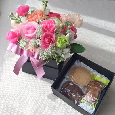 お菓子付きBOXアレンジ　Mサイズ(生花)