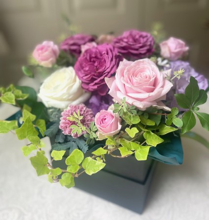 お菓子付きBOXアレンジ Lサイズ (生花)　